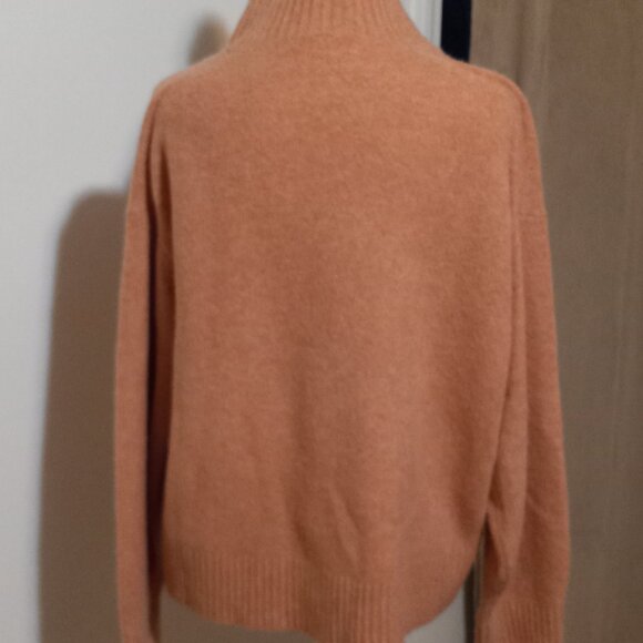 Uniqlo Bundle of Tops - Women's Size Small - Sweater and Sweatshirt - Picture 3 of 7